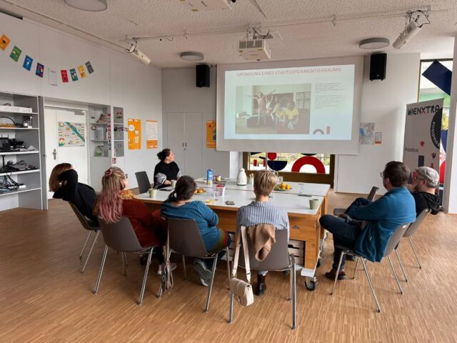 Die diesjährige OÖJA Bildungsreise führte uns nach Wien! 🌍✨ Vielen Dank für die spannenden Einblicke und den wertvollen Austausch!
@wienxtra
@wienerjugendzentren
@jugendarbeitsea
@boja_bundesweitesnetzwerkoja
@beratungsstelleextremismus
@cult.praevention
#OÖJA #Bildungsreise #Wien #Austausch #Inspiration